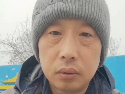 应光大网友的要求,一直想让我画个天安门,现在机会来了,唐庄镇政府邀请我去卫辉第一家#这是个真实的事情 #返乡创业青年 #新农人计划 #墙绘 画天安门,60米长的墙面,要求尽快画今天下雪了,赶时间,也要画,