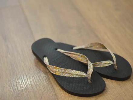 新买的夹脚拖就断了,于是面料用起来,秒变和风有没有😚@抖音小助手 #手工鞋 #哎呦喂你鞋真好看