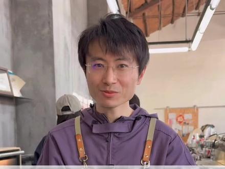 冠军瑰夏冰手冲 在家冲出咖啡店风味 做了9年咖啡的何老师,解锁瑰夏冰手冲教程。不用再羡慕咖啡馆,在家也能冲出清透花香、甜感拉满的专业级风味,小白也能轻松上手,把冠军风味搬进日常,喝出咖啡馆的仪式感。
#时留咖啡 #咖啡师 #咖啡烘焙 #青岛咖啡 #咖啡豆