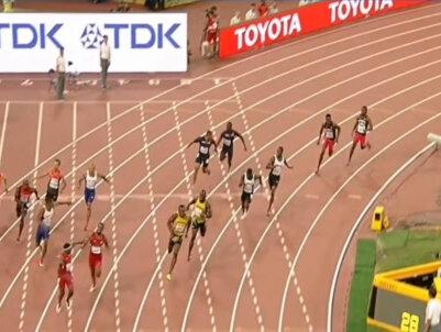 苏炳添退役 2025年11月20日晚,第十五届全运会男子4×100米接力决赛的终场哨声,似一曲悠扬又略带伤感的离歌,为苏炳添波澜壮阔的职业生涯缓缓拉下帷幕。赛后,他轻轻捧起那双陪伴自己无数次冲锋陷阵的战靴,以“挂靴”之礼,正式作别这片曾让他热血沸腾的赛场。
这位从广东中山小城走出的“亚洲飞人”,自初一凭借惊人爆发力叩开田径队大门起,便如一颗璀璨星辰,在田径苍穹中不断攀升。2015年,他如闪电般划破长空,成为首位跑进10秒的亚洲本土选手,同年北京世锦赛跻身百米决赛,改写了亚洲田径的历史篇章。2021年东京奥运会,32岁的他以9秒83的惊人成绩大幅刷新亚洲纪录,闯入奥运百米决赛,让世界为之震撼。
如今,苏炳添虽暂别赛场,但他将以另一种姿态延续热爱,为祖国培育更多短跑新苗,让中国短跑的辉煌,在新的赛道上续写传奇。#苏炳添#苏炳添百米9秒83 #退役 #全运会#百米短跑 #百米 #百米飞人