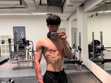 8个月打造的身材
顶级自信来源于说到做到
#健身#练背#撸铁#薄肌男