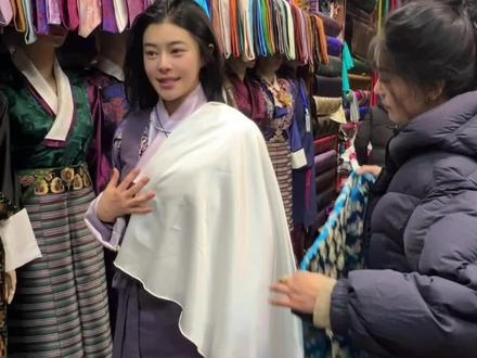 藏装的尽头果然是定制2🥰重新搭配一件衬衣 之前做了两件紫色的衬衣+这件牛仔蓝马甲
总觉得搭配起来少点感觉🥲
一直心心念念要重做一件更适配的内搭
传统分体式博拉真的太香了✨
里面衬衣、外面马甲可以自由组合
随便换一换就是不一样的look
穿搭自由度直接拉满
纠结了超久终于选好面料
这件岩灰色衬衣一上身
直接和马甲锁死🔒
素雅又大气,越看越喜欢,完全是我想要的感觉。
#藏装 #定制藏装 #定制博拉 #让世界看到中国的美 #最美藏装