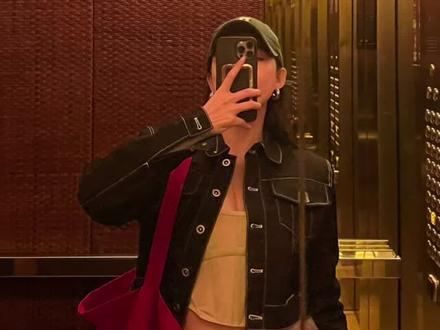 相差15岁的姐弟恋,两年异地恋结束! 姐姐的 34到36岁,弟弟的20岁到22岁,等到了弟弟的法定结婚年龄,但是约定跟他结婚的那个人却不再是我了!
我们互相陪伴了两年,也都度过了最美好的时光,谁的青春不是青春呢,姐姐的青春也许更宝贵一些吧!所以
从一开始能接受姐弟恋的姐姐一定是最勇敢的那个人,也是爱的更多的那个人吧!
我和弟弟是23年在一起的,账号是24年才开始发的,也是按照我们在一起的时间线发的,因为一开始从来没想过要发视频,弟弟很爱记录生活,所以那些日常全部
是我们恋爱的一些真实日常
从去年10月份就很少更新了,也是因为我们的感情一直在出问题,吵架冷战让我很难再有动力去分享那些甜蜜的瞬间,本来觉得也许是一场梦吧,但是当我剪这个视频的时候,还是忍不佳哭了,两年的感情,一个五分钟的视频就说完了,两年的时间我们也就只见了12次
回忆那么美好,也那么短暂!