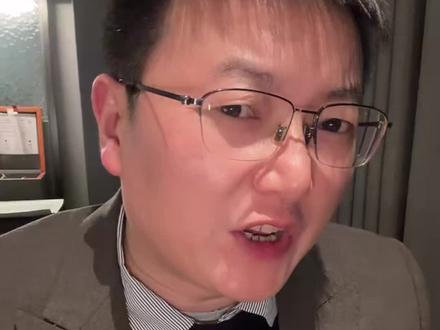 黄仁勋吃的不是炸酱面,是市场的味道。机器只是工具市场才是答案 #跟着黄仁勋打卡老北京炸酱面 #广告加工厂 #印刷包装 #黄仁勋 #黄仁勋换上皮衣逛北京