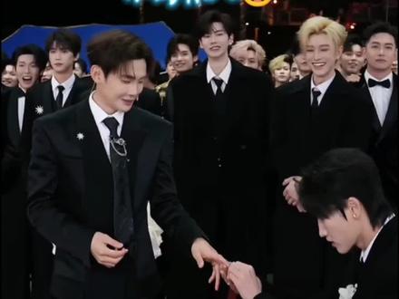 #龙浩天 #龙浩天男团 #以龙共舞 #cp #节目效果拉满 我一般不跟男孩子跳舞,但是今天公屏节奏带起来了,那我就跟他跳好不好,但是这个环节帮我踢5万人,门口的反正也点不进来了,我不想被大家录屏,我也不想被大家看到我跟他跳,懂吗?以太:为什么?你平常喊我宝贝喊那么久,你是在大家面前不好意思了吗?不要我了吗?我跟你跳,但是大哥来了,我先给大哥面子,有粉丝刷华子了,队长:谁的,以太:你的宝贝的,把队长吓的自己女神名字都念出来了瑶瑶,欢迎Ai瑶瑶!真的笑死了,以太各种撩队长,队长站的可直了,一身正气那种,知道你心有所属了,怎么后面戒指都戴上了,这解释不清楚了😂我现在有种什么感觉呢?我有一种巨物恐惧症,哈哈哈笑发财了,以龙共舞组合来了@龙浩天🐲(酉阳桃花源摆手堂直播) @龙浩天🐲(小号) @A-以太⚡️