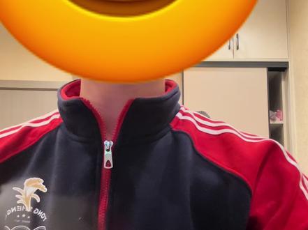 视频开始之前呢我想说明一下 此次视频与任何企业素质无关
今天是2025年11月25号故事发生在晚上8.50-9点的样子 我本人呢也是正常在商场规定的时间点去倒厨房垃圾
正常商场的厨房垃圾呢是有桶有盖子的 因为厨余垃圾很臭 我呢正常倒完垃圾就回店里了 大概在电梯哪里等了6.7分钟的样子 我看见某低捞的员工拉了一电梯的垃圾下来了 我呢也在外面正常等候 我看他拉的比较慢 我就先进入电梯 站在按电梯的角落 因为当时电梯全部是满的 我只有站在那个角落考虑到他比较好弄垃圾
就在我以为他会正常拉垃圾的时候 他把我的垃圾桶突然往我身上推 那么我肯定是问他? 帅哥 你把垃圾桶往我身上推 你是不是应该跟我道歉? 倒垃圾的那个人撇了我一眼 意思是说我占位置了 我就有点生气 :怎么?这个货梯倒垃圾难道是只有你们海底捞可以倒吗? 你还把垃圾桶卡在电梯口 那个垃圾桶盖子也没有臭哄哄的 他就瞪着我没说 那我也没有说话了 当时最后拉3个垃圾桶的时候 因为有一个垃圾桶是在我后面的 他拉到最后一个垃圾桶的时候 直接在我后面拉过来 按道理正常人站在哪里 你应该先往中间拉在拉出去 那个倒垃圾的就说
:小心点 等会撒在你身上了
就到这里就结束了 然后我在群里就呼叫海底捞的负责人 本来这个事情很小 可大可小 但是他让后堂经理说跟我对接 我是大概9.08分的时候说的 到我下班正常时间9:30也没有来跟我对接 我就生气了 说你自己想办法吧 故事也就到这里结束 我想某低捞是以服务出名的 就算我不是用餐顾客 你生意忙我也能理解 垃圾多也理解 但是我理解不了 员工的态度不能升级到企业 可是你作为一店之长代表的是某低捞在我们这边人民中的形象 连这种小事情也不愿意处理吗?#莫低捞员工素质极差#莫低捞负责入态度极差