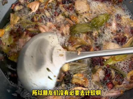 明油也称料油,是炒菜,拌菜必不可少的调料油!根据地域,菜品不同,料油的用料也不一样,这款明油比较适合烹饪本地菜肴!#美食 #抖音美食推荐官 #鲁菜 #家常菜