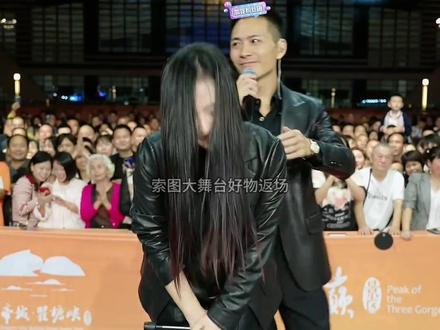 中国好声音冠军童小霞参加索图大舞台,唱功了得让索图倾尽一切挽留#索图 #索图大舞台 #童小霞 #中国好声音