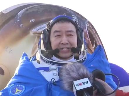 平安凯旋!神舟二十号航天员陈冬出舱:中国航天经受住了考验,感谢伟大祖国,我们回来了!