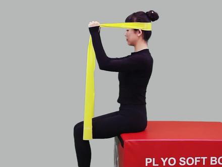 【悦动享动作库】
弹力带抗阻系列之 弹力带抗阻颈后伸;
这个动作常用于颈椎病康复,头前伸以及含胸驼背等肩背体态调整;
标准跟练👆🏻👆🏻👆🏻
具体训练频率以及个数请在康复师的安排下完成;
#弹力带抗阻训练
#运动康复 #贵阳运动康复
#悦动享运动康复