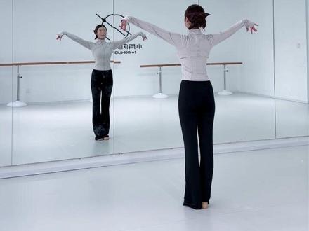 《女儿心如水》饭喂嘴里教程来喽#真实生活分享计划 #舞蹈分解教学视频 #小月闪闪中国舞 #舞蹈老师 #保定舞蹈培训