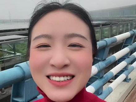 诸君2025年已经完结,这一年有过长泪流淌,也庆幸灵魂滚烫,收敛乖张,去除狂妄,万事自有思量,2026年希望你肆意绽放,将旧事交割,盼明月相照,愿你为出海月,不做归山云,愿你将闲言碎语捣碎避耳不听,在自由的大风中勇敢飘零,去逐马,去过川,去乘舟彼岸,去嗅春的芬芳,听夏的蝉鸣,随秋风卷落叶,盼冬雪盖枯荣,赤脚也敢迎那千层浪,以上祝福,你当仁不让#元旦 #新年祝福 #元旦文案 #与君享