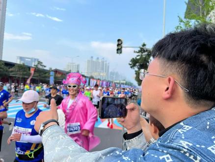 #2023秦皇岛马拉松 #传递奔跑的力量 #比赛现场 #秦皇岛 致敬每一位努力奔跑的人,也和小龚多了一件可以回忆的事情,唐伯虎跑完也丢掉了烦恼🥳秦皇岛欢迎大家下次再来