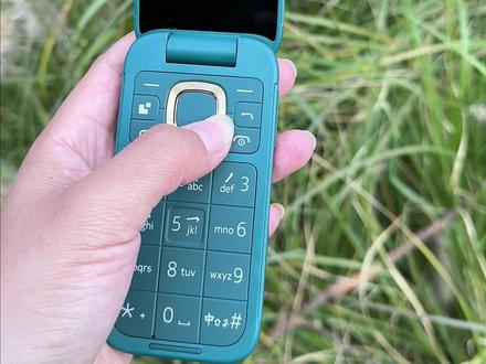 最火的翻盖手机诺基亚2660
内外双屏屏显 外屏可看来电、信息等通知,
里面是2.8英寸的彩色大屏
可设置大图标大字体音量
内置喜马拉雅和咪咕音乐等音频软件
功能机也能听音乐,还有海量小说、新闻、相声、戏曲等音频随时听
新增支付宝功能,展示二维码或者条形码就能直接支付
诺基亚2660大尺寸字迹又大又清晰
有黑色、蓝色、红色、绿色四种配色,、
支持蓝牙,还有ICE紧急呼叫系统,紧急时刻更实用
还有无线收音机功能,不插卡也能听电台广播
在配备这个专属座充
线充座充万能充,三种充电方式更方便哦