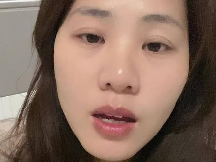 不用化妆,不用洗头 不用修图 穿睡衣就能拍出片 超级简单分分钟拍出氛围感!都快来拍!#拍照姿势 #氛围感拍照 #闪光灯拍照 #拍照教程 #淡棕滤镜加闪光灯超绝