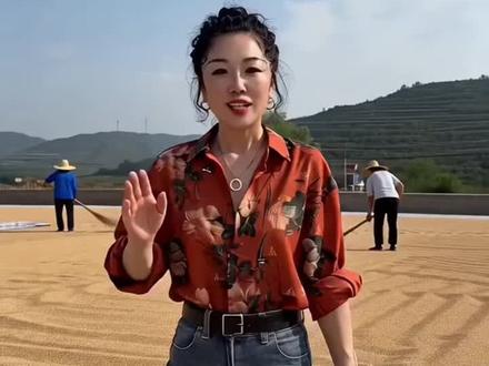 陕西话里面有个词,我问了很多人,他们都答不上来这个词,如果说你能答的上来,说明你一定是个地地道道的陕西人,这个词就是咱们小时候在村子里晒谷子的空地叫什么名字来着,我怎么想不起来了呢?有没有知道的?
#陕西#同城#上热门#美睫美甲#方言