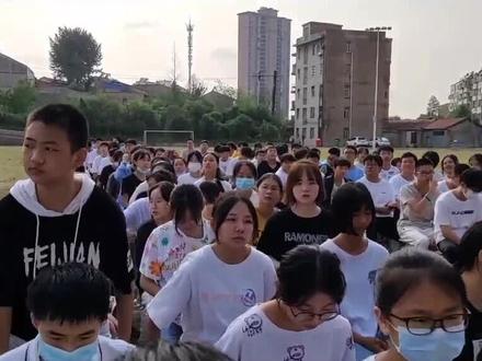 安陆市凤凰寄宿学校,2021级新生英语军训结营仪式开始了!