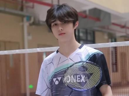 分享一下我的球拍#羽毛球#尤尼克斯天斧100zz #尤尼克斯天斧99 #我不懂球但我懂帅哥