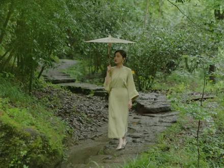 喝茶入门 | 岩茶为什么叫做岩茶
岩茶属于是什么茶
在六大茶类里,岩茶是乌龙茶
之所以有个专门的名字叫做岩茶
有一个说法是因为古人称岩茶为酽茶
后通假写作岩茶
但广为流传的原因之一是因为武夷山的丹霞地貌
境内有三十三峰,九十九岩
“岩岩有茶,非岩不茶”
岩茶生于岩石风化后的土壤
独属于武夷山的高山气候
让武夷山冬暖夏凉 雨水充沛
非常适合茶树的生长
故称为岩茶
不过根据地形
武夷山的岩茶产区分为三种
分别是正岩产区、半岩产区、洲际产区
想要喝正宗武夷山的上品岩茶
即要选择武夷山正岩产区所产出的茶
为什么成为岩茶?还有一个原因
因为其独特的岩韵
众人说是岩石的味道
是山场的气息
像炎炎夏日舀一勺清泉泼在岩石上蒸发出的“气”
是可以超长待机的茶气
它客观存在于每个人的体验之中
每一位刚开始喝岩茶的人
对岩韵的觊觎是急不得的
因为岩韵需要日久生情
是一种与岩茶产生相识相知
到难以相忘的喝茶意境
#茶生活 #品茶静心 #9月第一天 #岩茶 #茶知识 #爱喝茶的关注我 #今天你喝茶了吗 #国风古韵