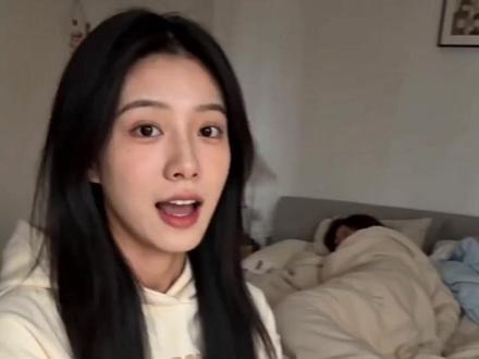 大过年的因为seedance2.0被老板叫来打工了 Seedance 2.0 首发以后我睡不着了
真的太简单了
你只要会描述画面,就能生成不错的视频
这个视频除了中间录屏的画面是后期放上去
数字人整个的表现都是模型自己做的
而且基本一条过,第一段一次性过的,第二段第一次我没在屏幕上放指定画面,第二次放上了,也是一次就过了
用来做口播账号真的so easy了,用来做电商视频成片率也很高,还有漫剧、短剧
国产模型崛起了
#即梦AI #ai #电商 #自媒体 #数字人