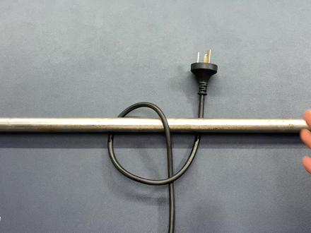 插头卡住了抽不出来?只要把线转2圈就能轻松取出,太神奇了