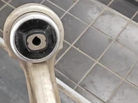 提问奥迪弯臂胶套应该怎么装?#修车 #汽车 #汽车保养与维修 #日常vlog