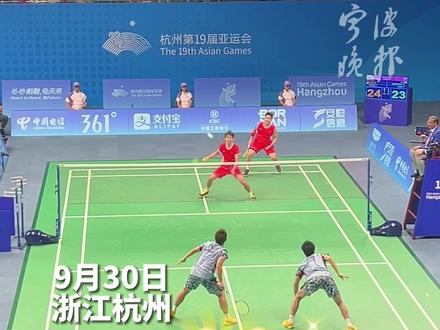 杭州亚运会男团半决赛,宁波小伙王昶和队友梁伟铿靠着决胜时刻的稳健发挥,2:0战胜日本王牌男双,帮助国羽追平大比分!#羽毛球 #抖音体育