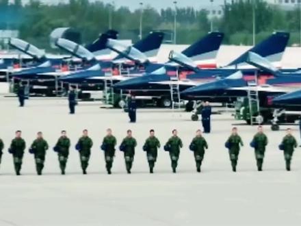 王者归来!八一表演队歼-10C硬核降落新加坡航展 #上热门 #科技 #军事科技 #军事科普 #八一飞行表演队