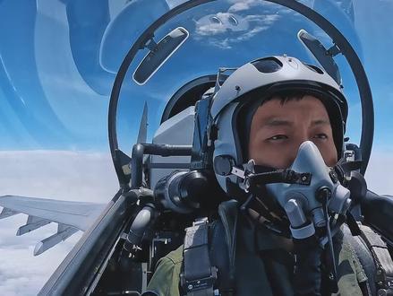 #空军飞行员驾驶战机俯瞰宝岛中央山脉 时,深情唱起“我的战鹰绕着宝岛飞……”#人民空军 #奋斗强军新征程 #强军之路