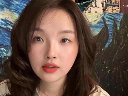 航运界灭霸成长史 马士基如何用130年统治海洋? 马士基集团(A.P. Møller - Maersk Group)
马士基集团成立于1904年,总部位于丹麦哥本哈根,是全球最大的集装箱承运公司之一。其创始人A.P.穆勒(A.P. Møller)和其子马士基·迈克-凯尼·穆勒(Maersk)在航海事业上有着深厚的家族传统。1912年,A.P.穆勒创建了完全由自己掌握的船运公司——“1912轮船公司”。一战期间,A.P.穆勒的两家航运公司仅损失了两艘船,没有人员伤亡,大量利润用于船队更新和扩张。战后,A.P.穆勒看到了全球石油需求的上涨,决定购入5艘油轮以开拓新的航运版图。1928年,马士基集团开展了油轮业务。二战期间,马士基·迈克-凯尼·穆勒在美国整合公司的整个船队,为公司保留尽可能多的船只。战后,马士基集团与美国之间的业务关系真正开始,马士基形容这一时期是自己人生中最重要的一章。马士基集团最大的一次赌博是冒险将巨资投在丹麦地下的石油开采上,最终成功掌握丹麦海域的石油开采权。马士基集团的发展历程展示了家族传统、谨慎小心的行事风格以及对新市场的开拓
#国际物流运输 #外贸物流 #马士基海运