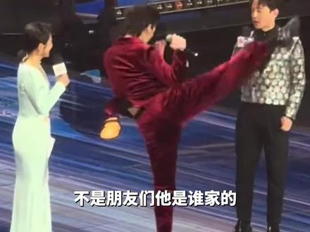 主持人百克力回应,向佐毫无征兆出腿飞踢。称:有0.01秒我是不爽的,确实被吓到了。