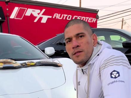 佩雷拉晒出了自己的豪车#ufc #dou是好车 #格斗 #抖音汽车