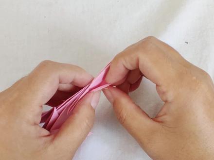 用一张纸折出一只可爱的小海豚。折纸教程。