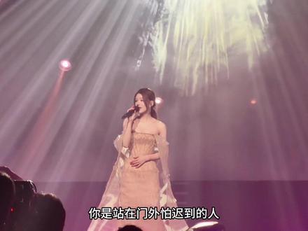 “我不再会为谁装扮成玫瑰 而我要做自己的向日葵” #赵露思曼谷演唱会 #赵露思