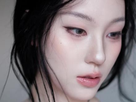 玉面狐狸 温润的低饱和色调 长中庭真的很适合新中式味的东方气质
#狐系眼妆 #新中式妆容 #清冷感妆容 #内双 #新年妆容