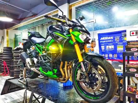 又是忙碌的一天
Kawasaki Z900SE 到店更换普利司通S22 加装萝卜射灯 科惟途内置胎压监测 手机支架 安排
快乐骑行路 源自摩道人
#专业维修保养 #摩托车维修 #骑士装备 #kawasaki #机车改装