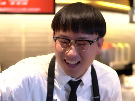 乐于助人这事儿我还真乐意。#一镜喜剧 #搞笑 #星巴克 @李不拿拿铁 @DOU+小助手