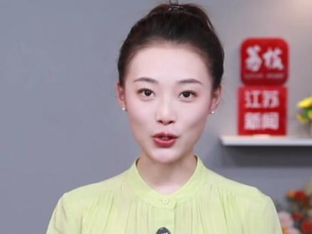 泰州要把“初代冠军”当成另一场“苏超”去赢 以黑马之姿夺得首届“苏超”冠军的泰州,喜庆氛围已经到了“奖状贴脑门上”的程度了。不仅各类冠军标语“无孔不入”,甚至还打算建一个“苏超”冠军奖杯打卡点。初代“苏超”冠军的含金量,还在持续上升!在“苏超”之前,泰州在全国知名度也许并不突出。而现在,因为夺冠让更多人了解,泰州市的经济总量可是全国50强的存在。“苏超”冠军带来的影响力、知名度的跃升,带给泰州人心中的骄傲和底气,更是不可估量的软实力。那么接下来,手握“初代苏超冠军”这张牌,如何更大地发挥出初代“苏超”冠军的含金量,是下一阶段泰州需要思考的问题。我们也相信,泰州有更多的底气,做好“苏超”冠军的下半篇文章。#苏超#泰州 #泰州是冠军