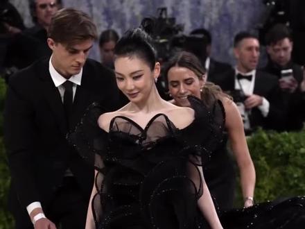 上完MetGala又上杂志的下场……简直太爽了!#宁艺卓 #metgala