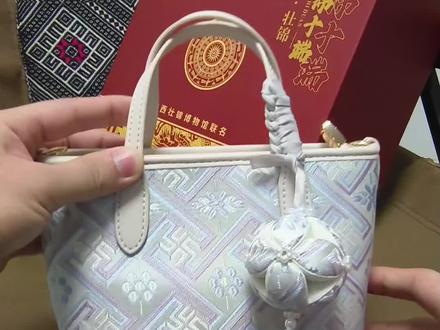 壮锦包包的绣球挂件怎么扎?#挂件 #包包 #包包 #广西非遗壮锦包包 #绣球