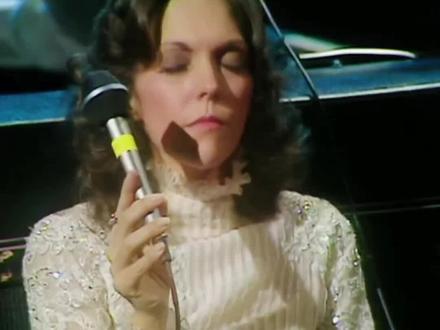 #欧美金曲 #音乐分享 #好歌推荐 #聆听天籁之音 #神级现场 Close To You《靠近你》
演唱者:Carpenter卡朋特
大家最熟悉卡朋特的就是那首《昨日重现》(Yesterday Once More)经典歌曲,看夕阳天使电影的时候相信大家对那首英文歌特别喜欢,感觉特别棒!关于卡朋特也没多少了解,现在我们大家熟悉熟悉他们:
卡朋特兄妹”是来自美国康涅狄格州纽黑文市的一支兄妹二重唱组合。哥哥理查德(Richard Carpenter,生于1946年10月15日,健盘手兼歌手)和妹妹卡伦(Karen Carpenter,生于1950年3月2日,歌手兼鼓手)。60年代末他们迁往加利福尼亚州在一个名叫“光谱” (Spectrum)的6人演唱组中一起演唱,70年代,该演唱组推出了多首风靡世界的单曲。
在80年代的世界流行乐坛,这个兄妹演唱组合曾一度成为美国乃至世界青年的偶像,是无数少男少女的梦中情人。Karen的嗓音空灵、安恬而略带忧郁,可以轻易地俘虏你。每次听Carpenters的歌都有一种久旱逢甘霖,它乡遇故知的感觉,亲切温暖难以言表。这种音乐能轻而易举地打动你的情感,抵到你的灵魂深处,抵到你的内心,这个时候你会发现自己不知不觉地成了Carpenter的奴隶,成了音乐的奴隶。
1983年2月4日,Karen Carperter由于长期靠节食,服轻泻剂来保持自己苗条的身材,从而患上了神经性厌食症,不治而亡,一颗巨星就此殒落,终年32岁