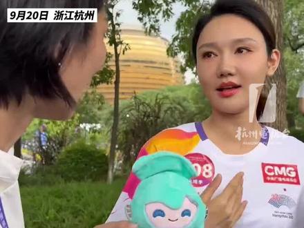 #龙洋 收到特别的礼物,#杭州亚运会 #吉祥物 莲莲,“接天莲叶无穷碧,映日荷花别样红”#亚运会火炬传递杭州站