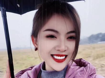 人生路上必须喝的三碗水:
第一碗“别人泼你的冷水”
第二碗“辛苦奋斗的汗水”
第三碗“孤独无助的泪水”
喝完三碗水,尝尽酸甜苦辣,
喝完三碗水,熬过人间万重难!