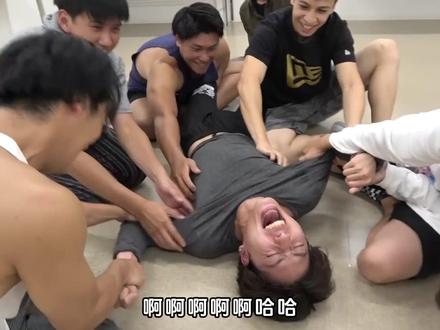 挠十分钟痒痒是会一只笑下去还是麻木了? #挠痒痒挑战 #国外综艺 #奇葩挑战 #挠痒痒