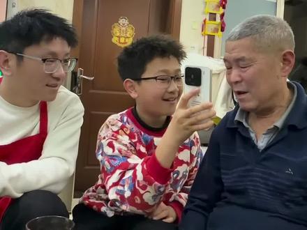 除夕之际,山东一位爷爷领到了自己的第一份“AI红包” 只需一句简单的“语音口令”。AI技术正以更简单、更有温度的方式融入家庭生活。这个春节,你教家里的长辈解锁什么新技能了吗?#小孩哥教爷爷抢千问红包 #千问除夕夜红包雨最高2888元 #集千问超级免单卡最后一天
