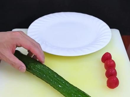 20秒学会中餐创意盘饰黄瓜摆盘 一根黄瓜切出创意盘饰#创意盘饰#吃出仪式感#创意黄瓜#中餐#摆盘@抖音美食达人助手