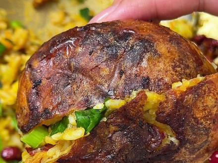 东北女人做晚间饭:烤土豆饭包真的嘎嘎香啊!外皮烤的脆脆的! 米饭里我又放了咸蛋黄和南瓜!绝了!沙沙的巨好吃!!#今天吃什么 #妈呀太香了 #晚饭吃什么 #吃货日常 #烤土豆饭包