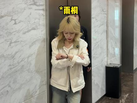 天上下雨地上滑,你爸姓啥你姓啥,准不准? #钱万万的钱 #卑微人事的日常 #财务日常 #万万没想到