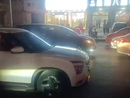 河北省内丘中学“五一”假期风波:仓促决策背后的权益与安全之思
近日,河北省内丘中学“五一”假期安排一事,如巨石投入深潭,在学生、家长群体及社会各界激起强烈震动,引发广泛关注与热议。
按照国家法定节假日安排,“五一”本应是学生们期待已久的休憩时光。然而,内丘中学在假期伊始,并未给予学生应有的休假。直至5月2日晚自习结束,在接到相关举报后,学校才紧急宣布放假。如此仓促的决定,瞬间将众多家在外地的学生置于困境之中。为了能在假期与家人团聚,不少学生无奈之下,只能选择高价打车返乡,经济压力陡然增加;还有部分学生选择留在学校,等待家长前来接送。但夜间出行存在诸多安全隐患,无论是独自打车的学生,还是星夜兼程赶来的家长,都面临着未知的风险,这无疑让学生和家长们忧心忡忡。
教育部门针对学校假期安排,始终有着明确且严格的政策规定,其出发点和落脚点皆是为了全方位保障学生的休息权益与出行安全。然而令人遗憾的是,不合理的假期安排现象并非个例,此前就有其他学校因类似问题引发社会舆论的强烈关注。这些事件反复提醒我们,政策执行的落实到位刻不容缓。
此次内丘中学事件,恰似一记振聋发聩的警钟,促使学生、家长以及整个社会,对学校管理与政策执行展开深刻反思。学校作为学生成长的重要阵地,在制定各项决策时,理应充分站在学生的立场,全面考量学生的实际需求,严格遵循政策法规,切实为学生打造安全、合理的学习生活环境。唯有如此,才能真正做到对学生负责,让家长放心。
目前,此事的后续进展备受瞩目。相关部门是否会深入调查、严肃处理?内丘中学又将采取哪些有效措施,改进和完善学校管理,防止类似事件再次发生?我们将持续关注,期待事件能得到妥善解决。