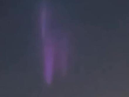 近日,广州番禺区一网友拍到凌晨拍到天空神秘发光体,呈紫色长条状,在云层中若隐若现,短短一会消失了,这究竟是什么?#天外来客 #来自星星的你 #高维光体 #探索宇宙未解之谜